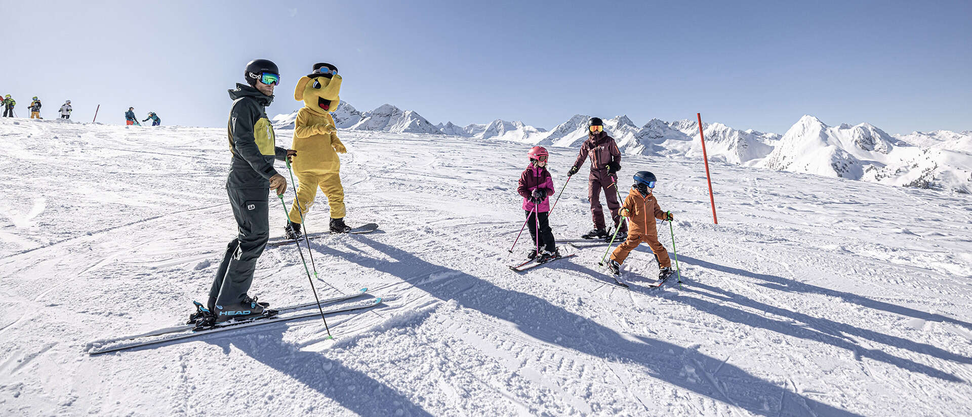 Familie beim Skifahren im Zillertal