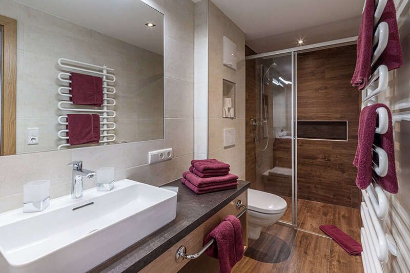 Doppelzimmer mit Bad und Dusche in der Pension Wiesenheim Gerlos