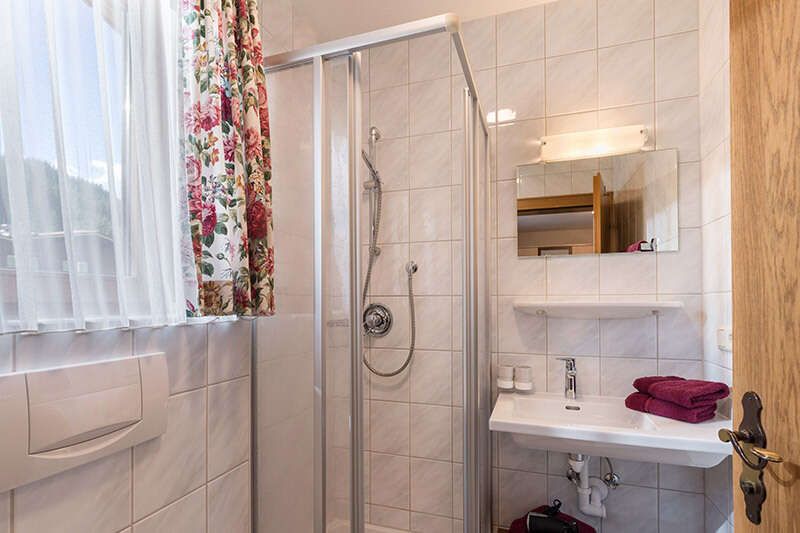 Gästehaus Wiesenheim mit Appartement und Badezimmer mit Dusche