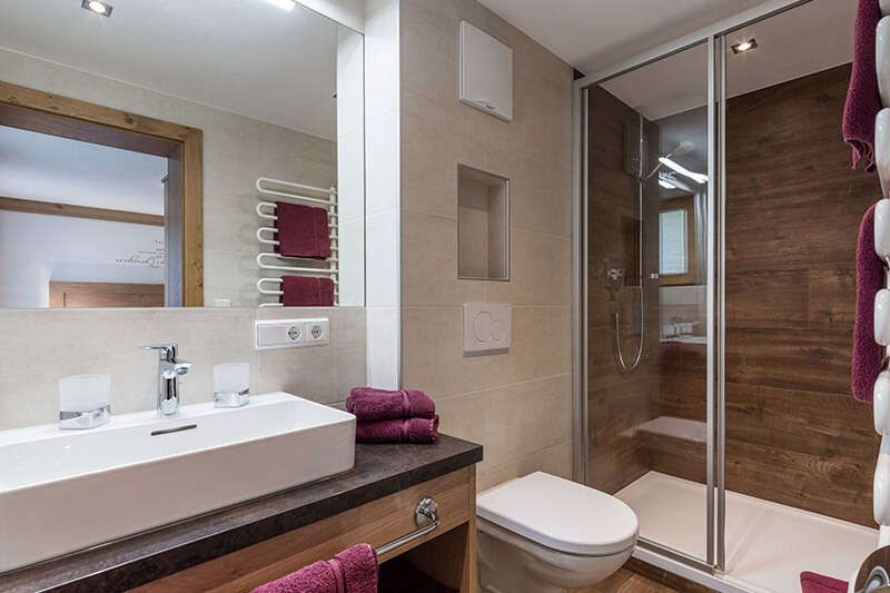 Appartement mit Badezimmer und Dusche und WC im Zillertal